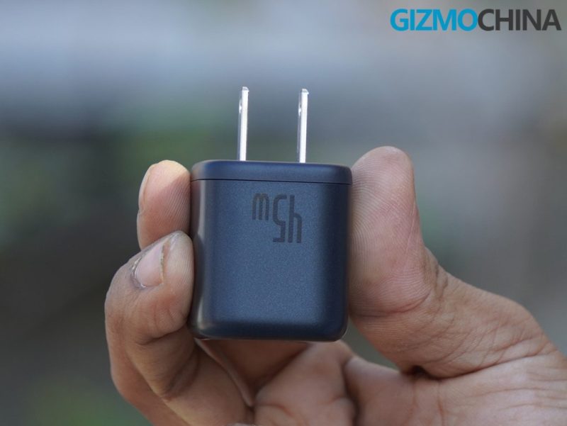 ابعاد کوچک شارژر بیسوس PicoGo 45W در دست