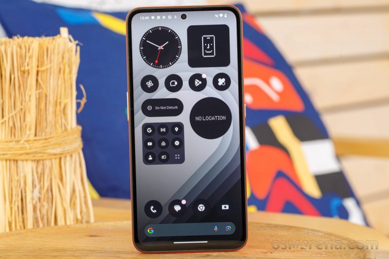 نمایشگر AMOLED گوشی ناتینگ CMF Phone 1