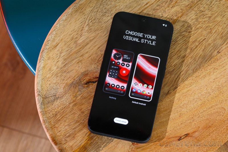 گوشی ناتینگ Phone 2a در دست کاربر