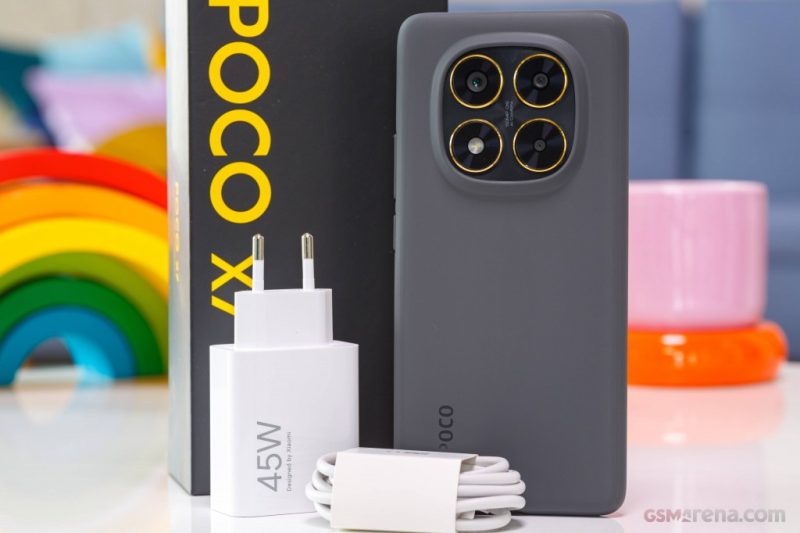 نمای جلوی گوشی شیائومی پوکو X7 با نمایشگر AMOLED