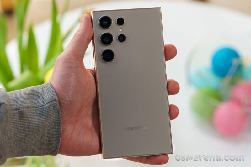 طراحی پشت گوشی سامسونگ Galaxy S24 Ultra با فریم تیتانیومی در دست