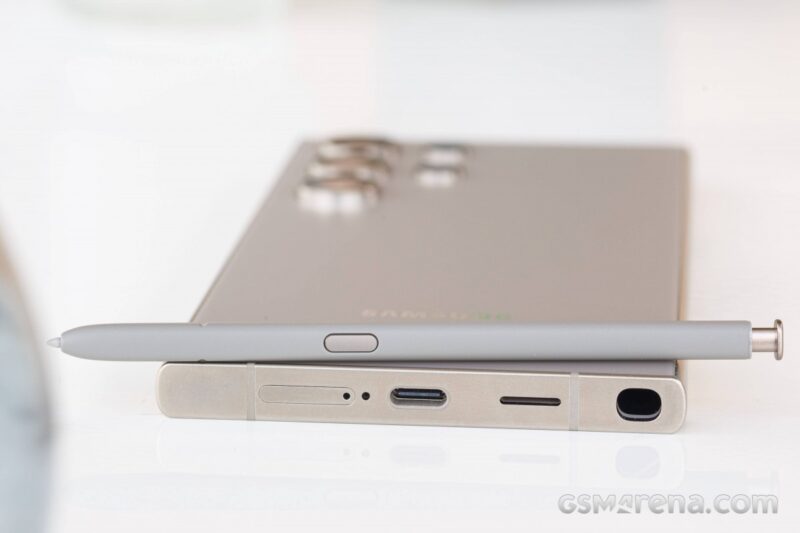 قلم S Pen در حال خروج از بدنهٔ گوشی سامسونگ Galaxy S24 Ultra