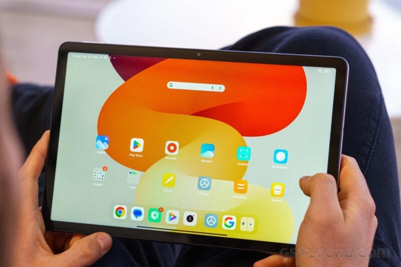 تبلت شیائومی Redmi Pad SE در دست کاربر